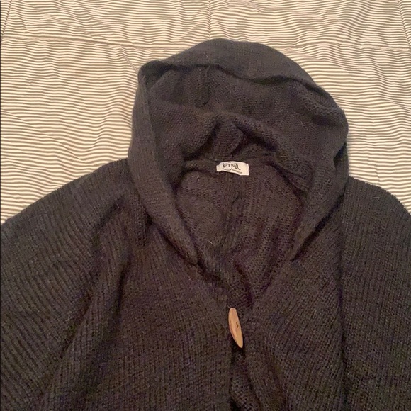 Hooded poncho - Picture 3 of 5